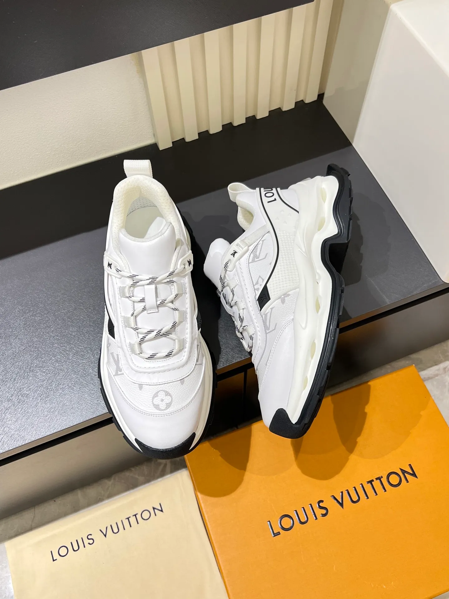p600 "LOUI* VUITTO*" popular men's casual shoes, genuine development in Italy 💯Purchasing level quality ✔️The upper is made of first-layer cowhide, comfortable and soft sheepskin feet ⚡️ Fashionable and versatile, the toe last shape is firm and full, the soles are made from original LV molds and can be freely entered and exited the counter. Light and comfortable on the feet~Purely handmade, details determine quality! Size:39-44!